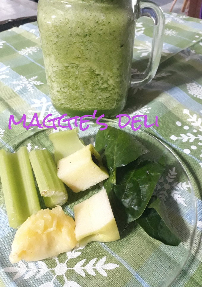 Una foto de Licuado de espinacas, manzana verde, piña, apio y agua de coco