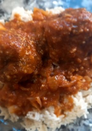 Una foto de Albondigones de Lenteja en Salsa con Arroz Especiado