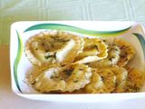 Gombával és mozzarellával töltött ravioli, fehérboros mártással