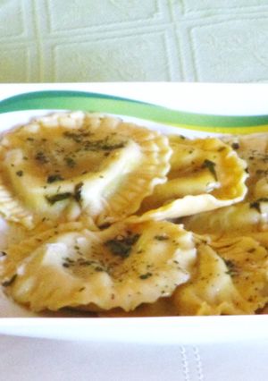 Gombával és mozzarellával töltött ravioli, fehérboros mártással recept fotója