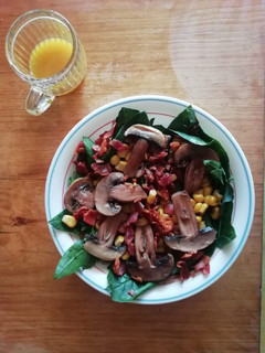 Una foto de Ensalada de espinacas con tocino