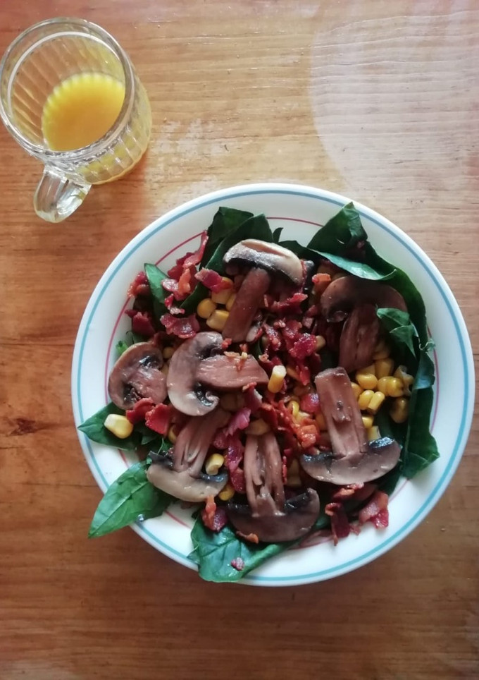 Una foto de Ensalada de espinacas con tocino
