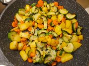 Una foto di carota e zucchina contorno