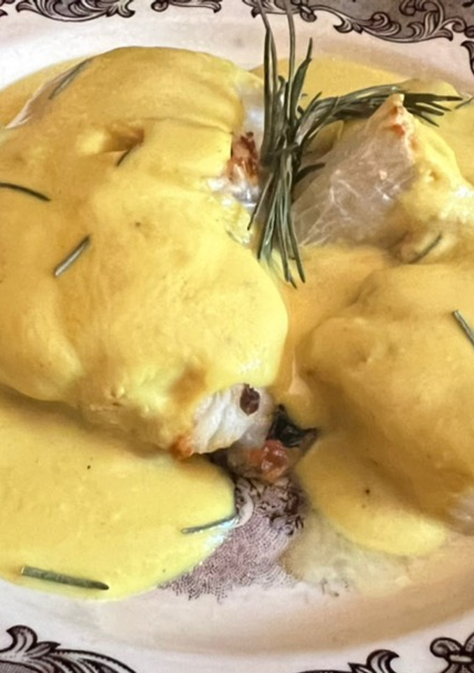 Una foto de Rape con crema de almendras y azafrán