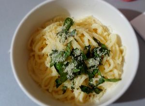 Una foto de Fideos con crema y albahaca rinden para 4 personas💪😋