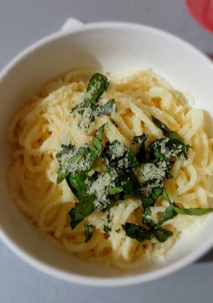 Una foto de Fideos con crema y albahaca rinden para 4 personas💪😋