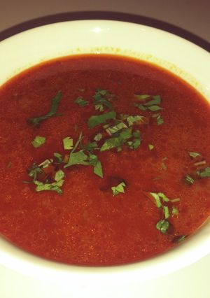 Une photo de Chorba frik (soupe de blé concassé)