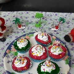 A picture of Tutti frutti Vanilla Christmas 🌲🌲🌲🌲 cup 🍰 cake.