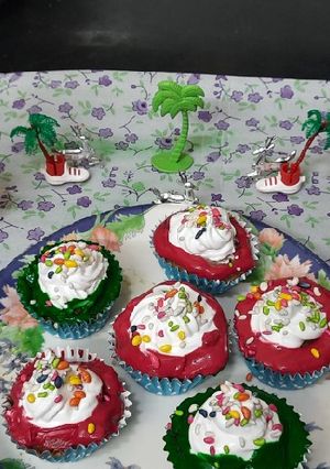 A picture of Tutti frutti Vanilla Christmas 🌲🌲🌲🌲 cup 🍰 cake.