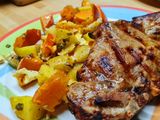 Gegrilltes Nackenkotelett mit Kürbis-Kartoffelofengemüse