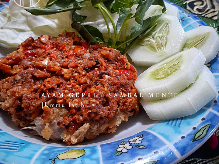 Bagaimana Menyiapkan Ayam geprek sambal mente Sederhana Dan Enak