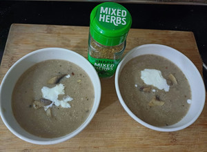 A picture of Cream of mushroom soup.