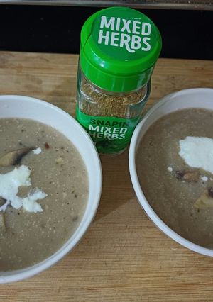A picture of Cream of mushroom soup.