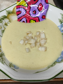 Una foto de Crema fría de puerro y pera