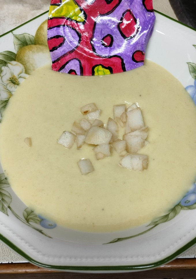 Una foto de Crema fría de puerro y pera