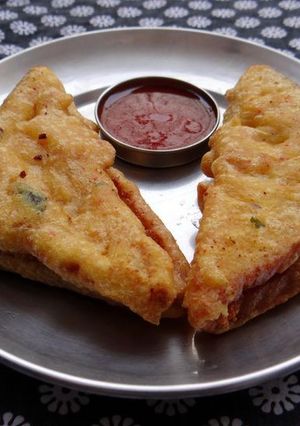 A picture of Bread Pakoda.