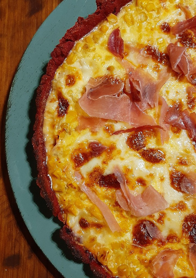 Una foto de Tarta de choclo con masa integral con remolachas