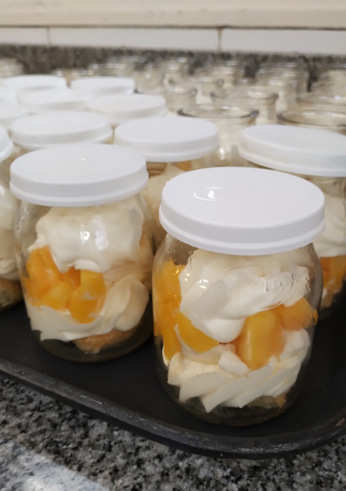 Una foto de Postrecitos de durazno y crema