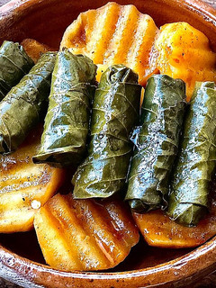 صورة لوصفة صوص البطاطا مع الورق العنب بالزيت