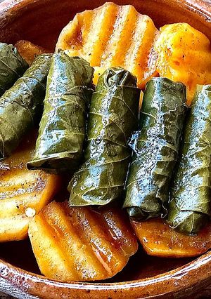 صورة لوصفة صوص البطاطا مع الورق العنب بالزيت