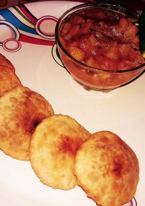 उरद दाल खस्ता चटपटी आलू की सब्जी के साथ रेसिपी मुख्य फोटो