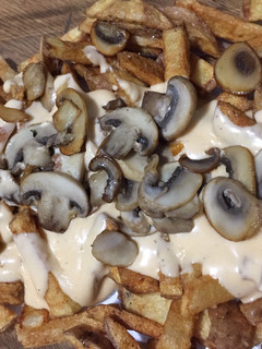 Una foto de Papas fritas con salsa de queso cheddar 🧀