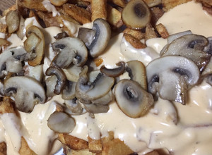Una foto de Papas fritas con salsa de queso cheddar 🧀