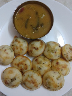 குழிப்பணியாரம் (Kuzhipaniyaram recipe in tamil) செய்முறை முக்கிய புகைப்படம்