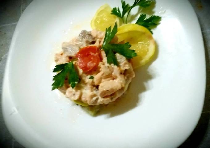 Salmon tartare with diet cheeses, lemon, olive oil