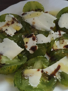Una foto de Tomates verdes con queso tierno y soja
