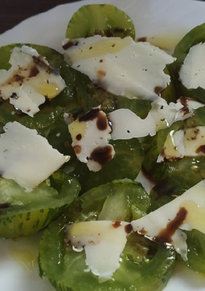Una foto de Tomates verdes con queso tierno y soja