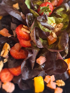 Una foto de Lechuga viva con frutas de temporada