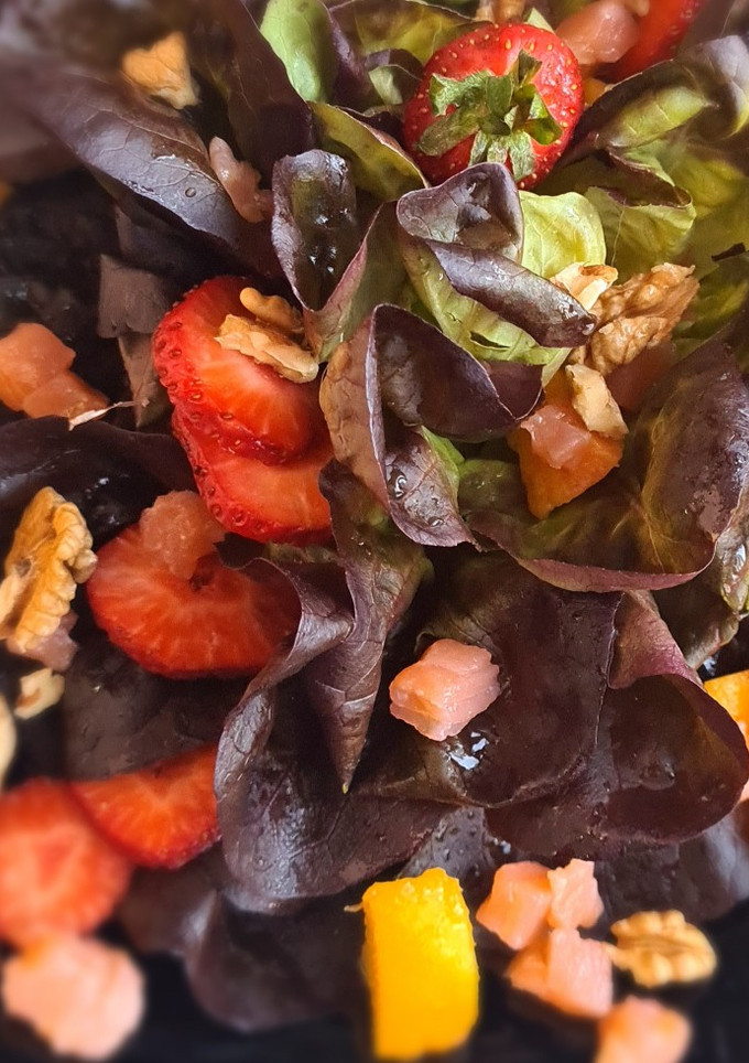 Una foto de Lechuga viva con frutas de temporada