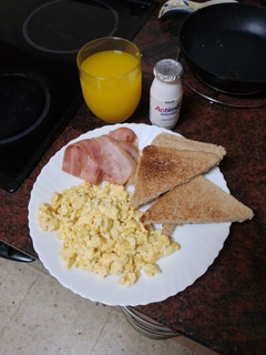 Foto principal de Huevos revueltos al ajillo con bacon y tostadas