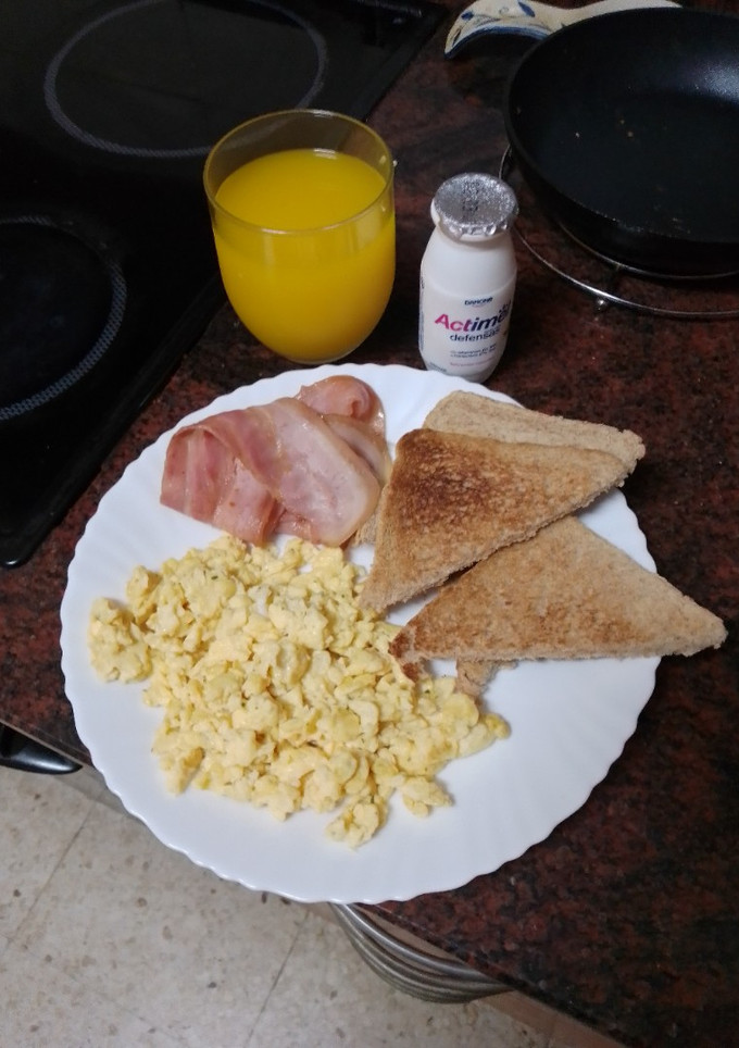 Una foto de Huevos revueltos al ajillo con bacon y tostadas