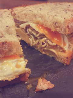 Una foto de 🍞Sándwich Rústico de "gulas"