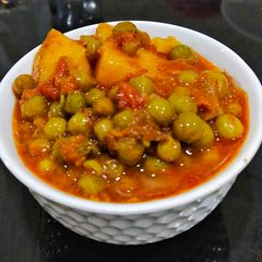 A picture of Potatoes Peas Curry.