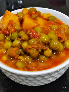 A picture of Potatoes Peas Curry.