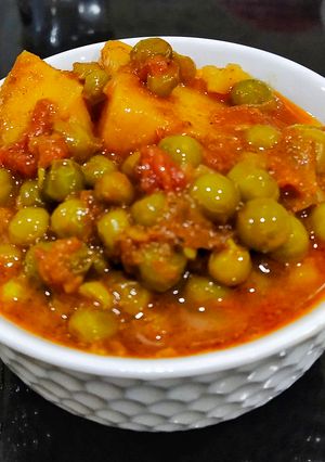 A picture of Potatoes Peas Curry.
