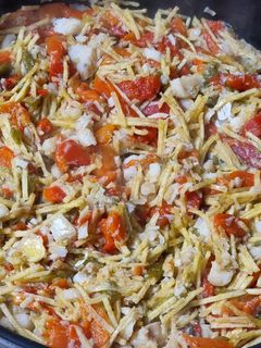 Una foto de Bacalao con pimientos y patatas paja