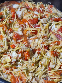 Una foto de Bacalao con pimientos y patatas paja