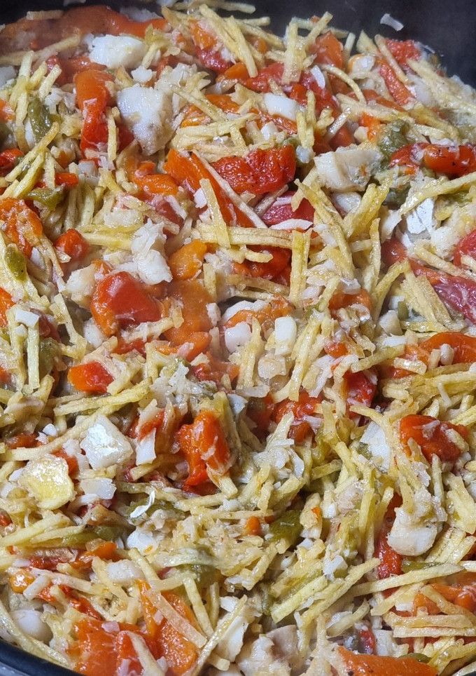 Una foto de Bacalao con pimientos y patatas paja