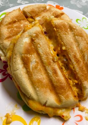 A picture of Spicy cheesy sandwich.