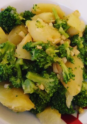 Foto principal de Brócoli con patatas con refrito de ajos