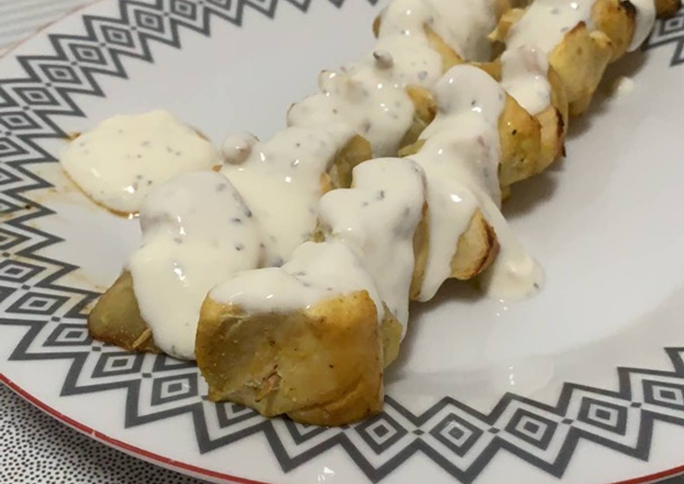 Brochetas de pollo al curry con manzana al horno y salsa de yogur griego