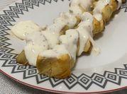 Una foto de salsa para brochetas de pollo