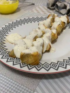 Una foto de Brochetas de pollo al curry con manzana al horno y salsa de yogur griego