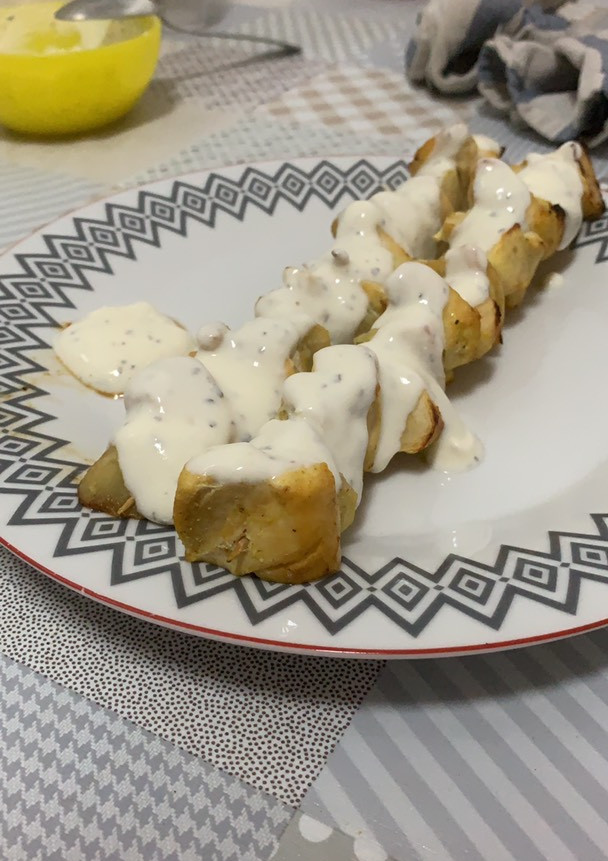 Una foto de Brochetas de pollo al curry con manzana al horno y salsa de yogur griego