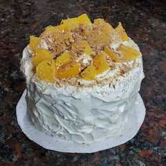 A picture of Mini torta cumpleañera de duraznos y crema 🎂🍑.