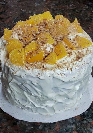 Una foto de Mini torta cumpleañera de duraznos y crema 🎂🍑
